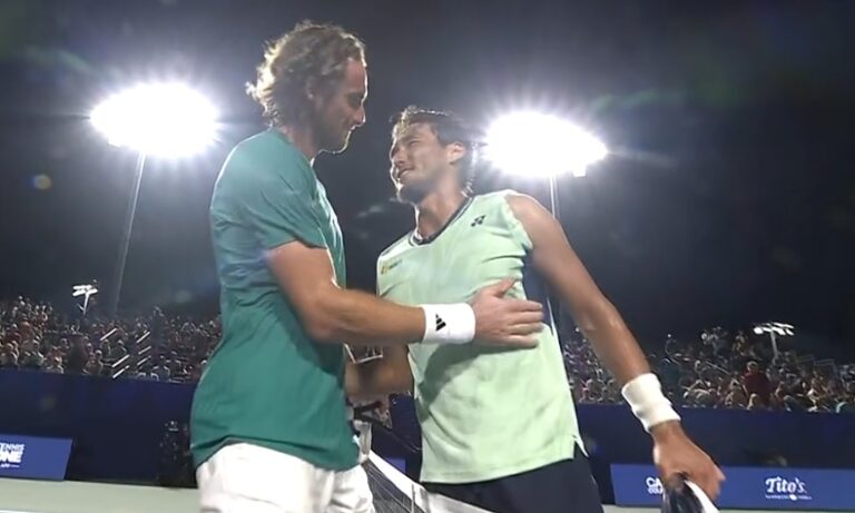 Tsitsipas não sai do buraco e é humilhado em Winston-Salem