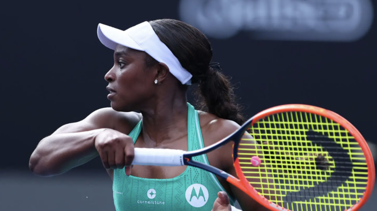 Stephens sofre derrota no retorno às quadras… sete meses depois