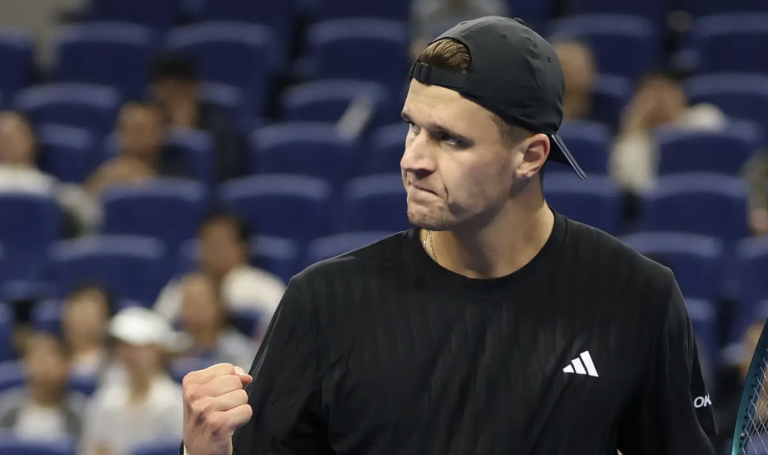 Jakub Mensik sofre mas avança no ATP 500 de Pequim