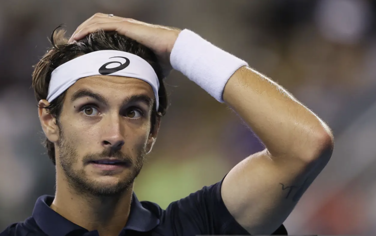 Musetti saiu apupado do court após desistir em Pequim