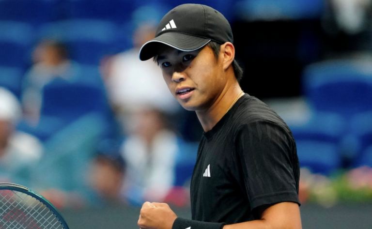 Medvedev desiste de batalha caótica em Pequim e Tien avança para a primeira final da carreira