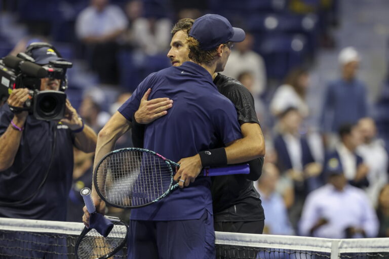 Musetti rendido: «Sinner está noutro nível, nunca defrontei alguém que me pressionasse tanto»