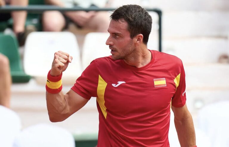 ÉPICO! Martinez salva match point, bate Rune e mantém a Espanha viva na Davis
