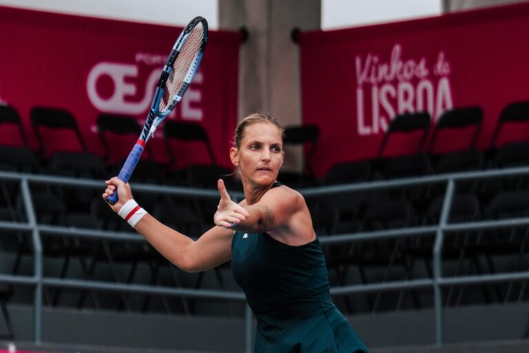 Karolina Pliskova regressa ao circuito em Portugal com uma vitória duríssima