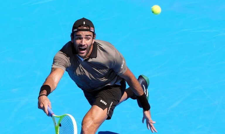 Berrettini joga muito, alcança primeira vitória desde maio e avança em Tóquio