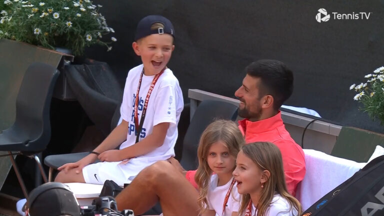 [VÍDEO] Djokovic desfruta na Grécia jogando tênis com o filho mais velho
