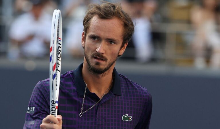 Medvedev torna-se no quarto jogador no ativo com mais triunfos frente a top 10