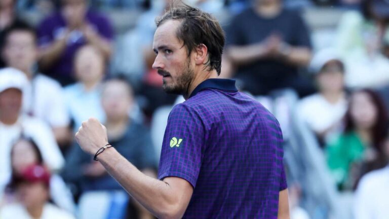Medvedev despacha Zverev em Pequim e apura-se pela 60.ª vez para as ‘meias’ de um ATP
