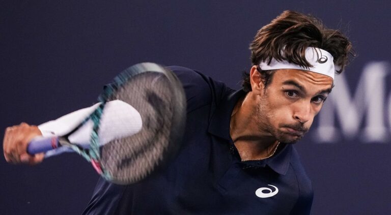 Musetti passeia e defronta carrasco de Cobolli nos ‘quartos’ em Pequim