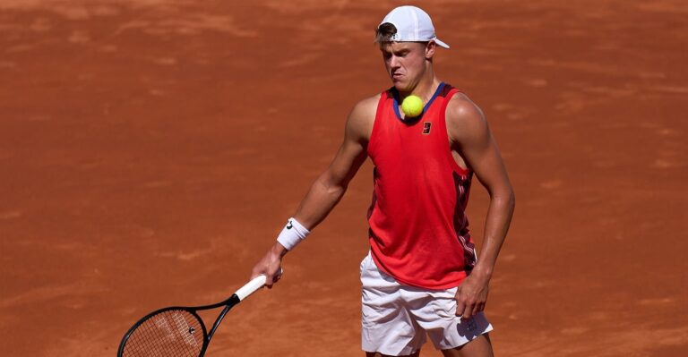 Holger Rune pintou a sua raquete de preto para manter um segredo durante o duelo da Taça Davis