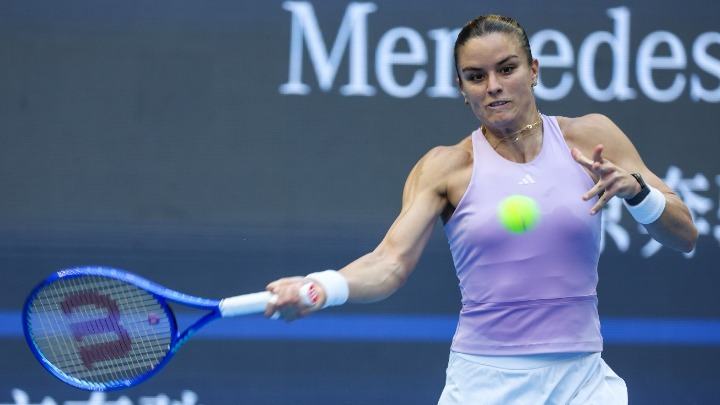 Krejcikova e Cirstea arrasam, Sakkari resiste a maratona de 3h30 minutos na estreia em Pequim