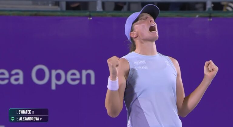 Swiatek bate Alexandrova em final tremenda e vence em Seul o 25.º título da carreira