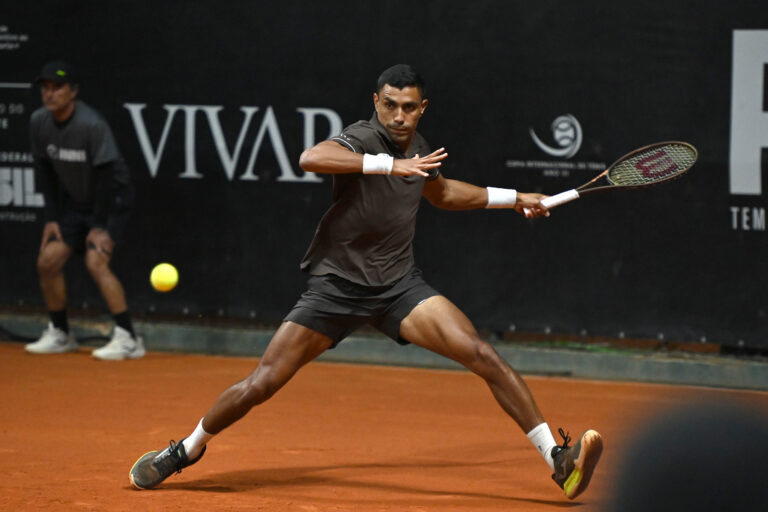 Thiago Monteiro estreia com vitória em Curitiba