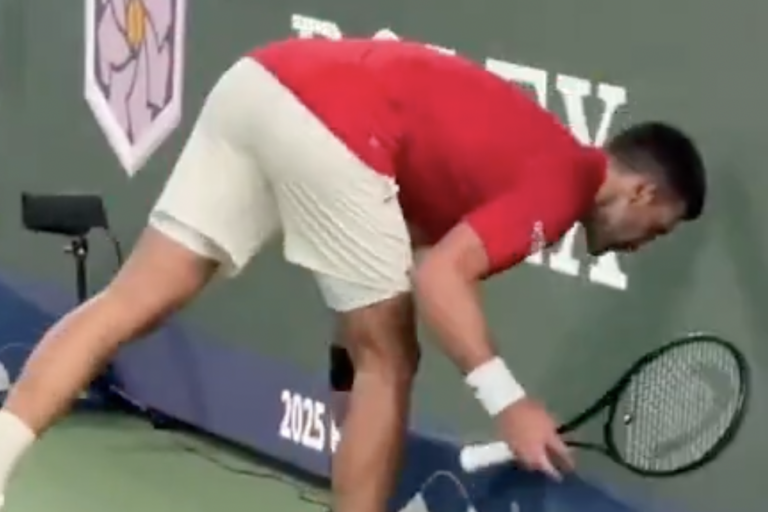 [VÍDEO] Djokovic vomitou em plena quadra durante a batalha contra Hanfmann em Shanghai