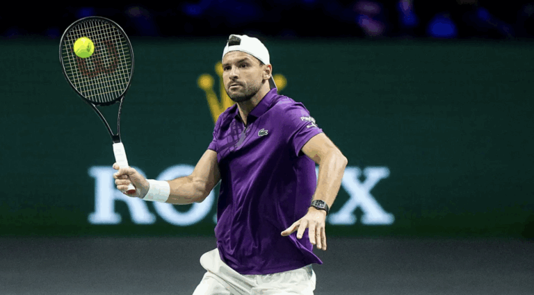 Dimitrov encanta no regresso e ex-campeão Khachanov arrasa em Paris