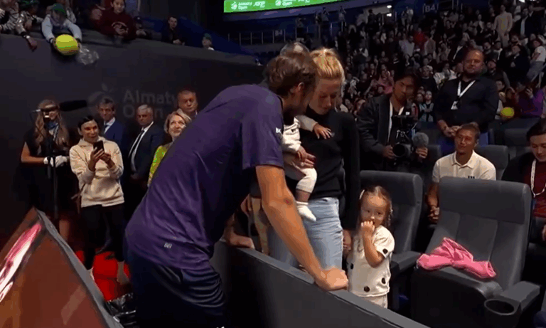 [VÍDEO] Medvedev voltou aos títulos 882 dias depois e festejou com a família