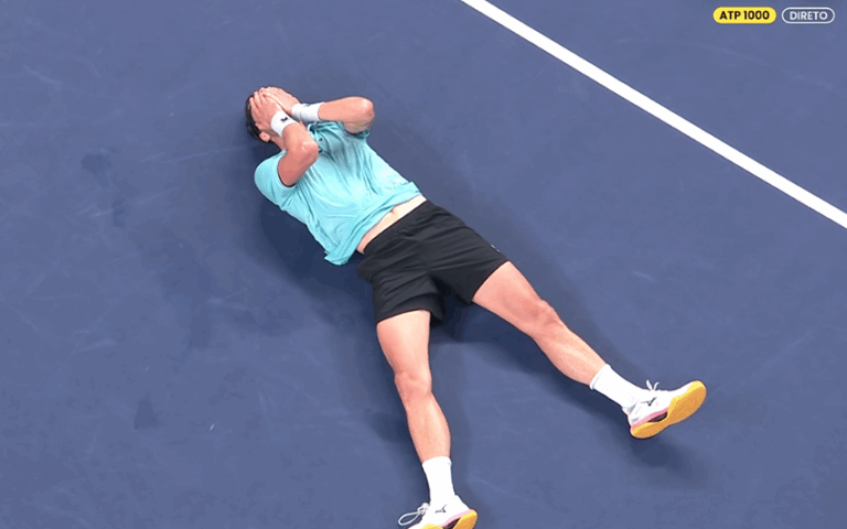 SURREAL. Rinderknech bate Medvedev e marca encontro com o primo Vacherot na final de Xangai