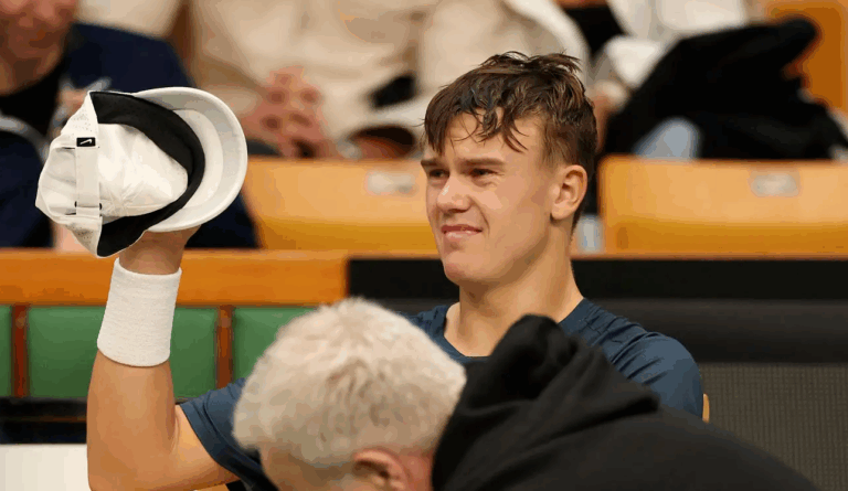 Rune lesiona-se no tendão de Aquiles quando liderava e abandona Estocolmo em lágrimas