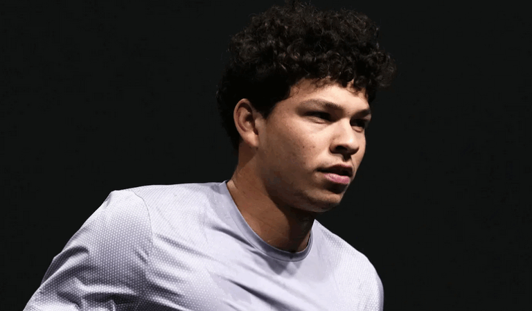 Shelton bate Cobolli, avança em Paris e aproxima-se das ATP Finals