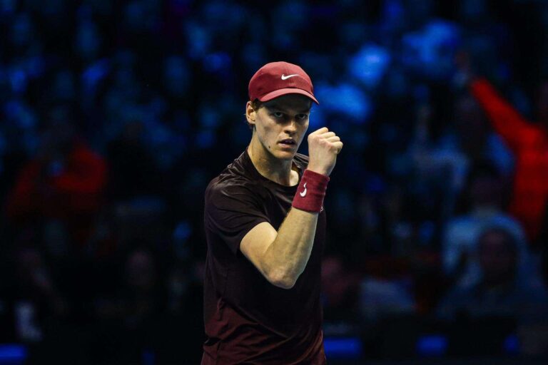 Sinner chega às 30 vitórias seguidas em piso rápido indoor, despacha De Minaur e regressa à final das ATP Finals
