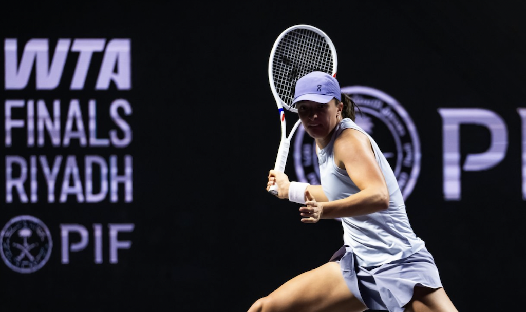 Swiatek esmaga Keys em 61 minutos e entra com tudo nas WTA Finals