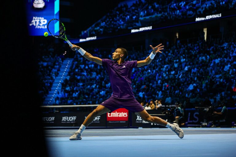 Auger-Aliassime vira contra Shelton e está bem vivo nas ATP Finals