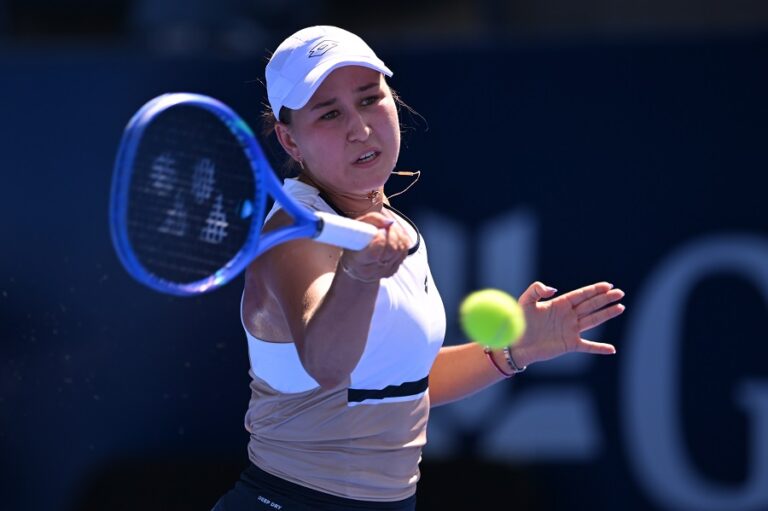 Kamilla Rakhimova também muda de bandeira: da russa para a do Uzbequistão