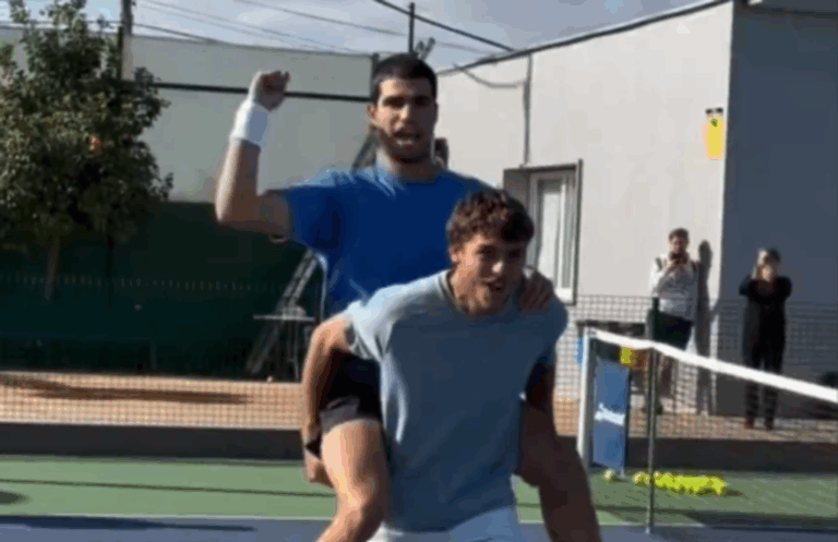 [VÍDEOS] Sorrisos e boa disposição: Alcaraz voltou aos treinos um dia depois da saída de Ferrero