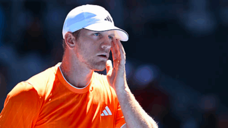 Davidovich Fokina lamenta a lesão: «Sair da Austrália desta forma é muito mau»