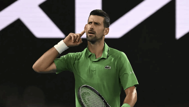 EMBLEMÁTICO! Djokovic vence Sinner em embate épico e marca duelo com Alcaraz na final do Australian Open