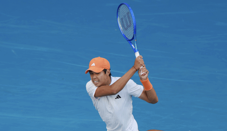 Tien humilha Medvedev no Australian Open e estreia-se em ‘quartos’ de Grand Slam