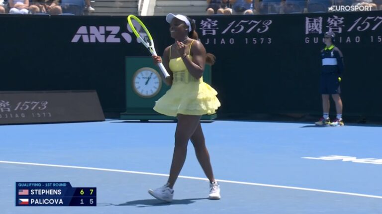 Sloane Stephens volta a ganhar um ano e meio depois e avança no Australian Open