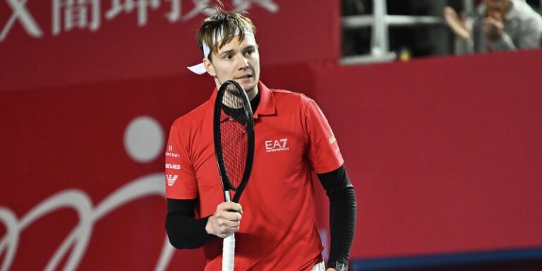 Bublik avança para a final em Hong Kong e está a uma vitória da estreia no top 10