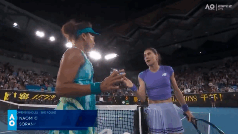 [VÍDEO] Osaka e Cirstea tiveram cumprimento tenso junto à rede e romena até pediu justificações