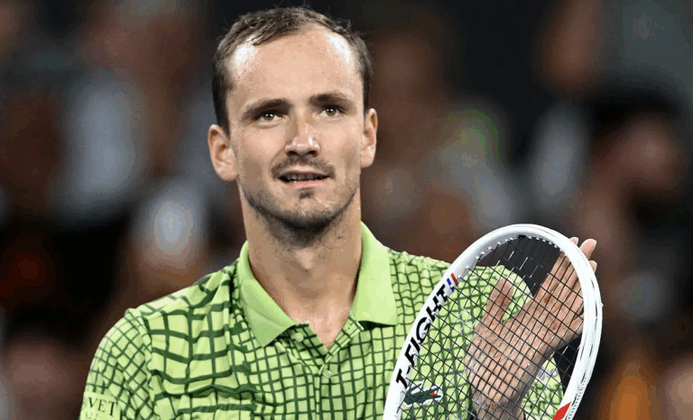 Passaporte perdido, várias viagens e caos total: Medvedev explica como conseguiu deixar o Dubai