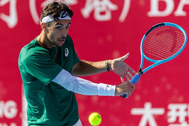 Musetti apanha susto mas entra na nova época com triunfo em Hong Kong