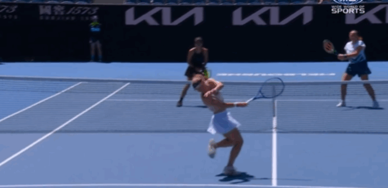[VÍDEO] Ostapenko atinge adversária com bola mesmo em cheio na cara