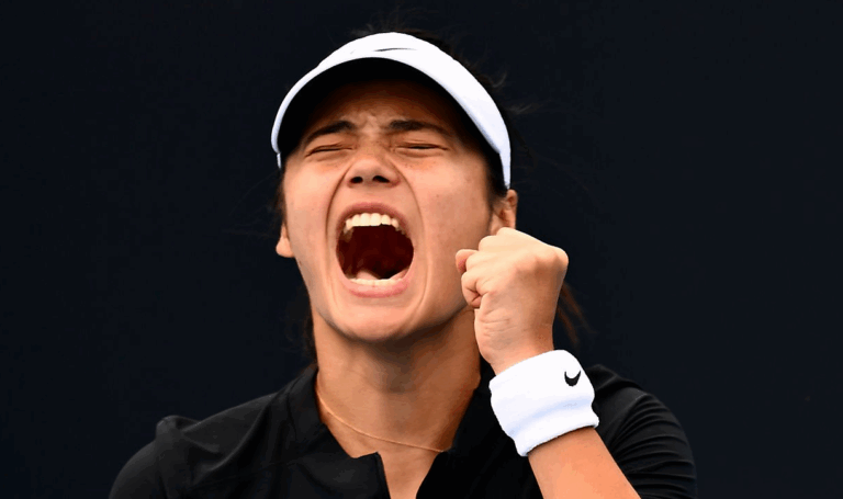 Raducanu vence ao fim de dois dias e está nos ‘quartos’ em Hobart