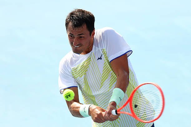 Tomic volta a vencer no Australian Open cinco anos depois e fica mais perto do quadro principal