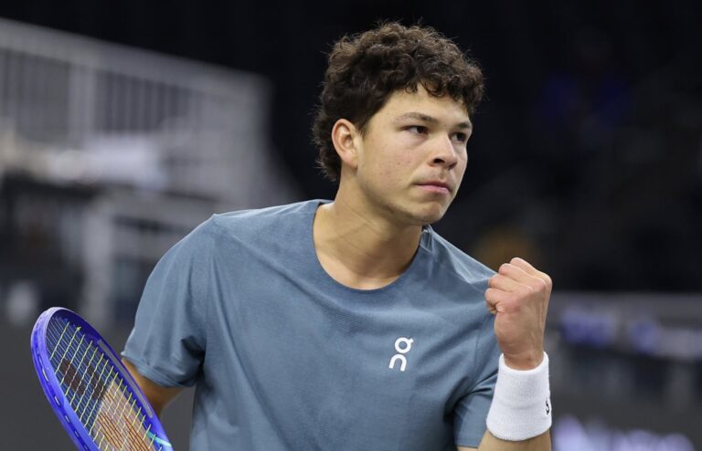 Shelton resiste a batalha rumo aos ‘quartos’ em Dallas