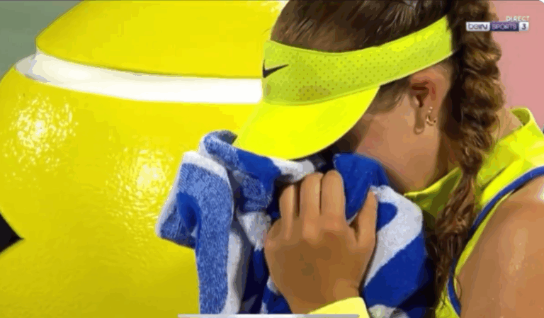 [VÍDEO] Andreeva desfaz-se em lágrimas após ser eliminada no Dubai