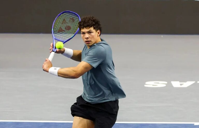 Shelton vence e convence na estreia em Dallas