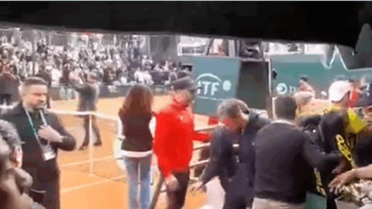 [VÍDEO] Jogadores colombianos saem escoltados após tentativas de agressão de adeptos marroquinos