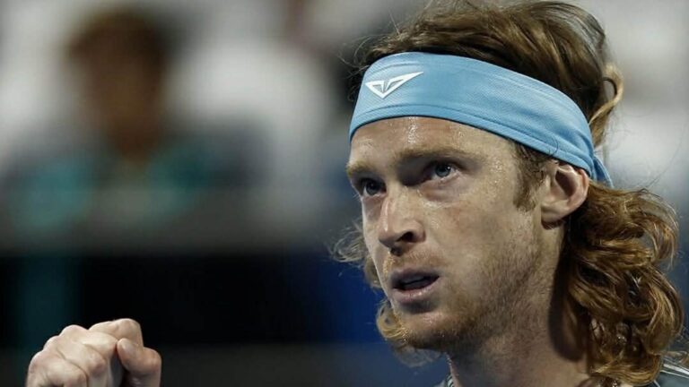 Rublev resiste a Humbert, Mensik arrasa rumo aos ‘quartos’ do Dubai