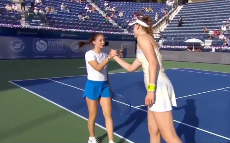 Rybakina sente-se mal, desiste a meio e sai de cena nos ‘oitavos’ no Dubai