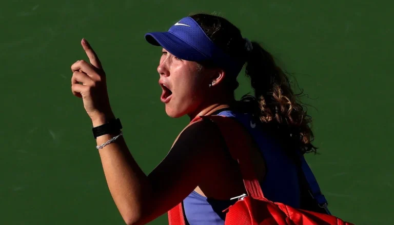 [VÍDEO] Andreeva perdeu a cabeça e insultou tudo e todos após perder em Indian Wells
