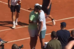 [VÍDEO] O bonito cumprimento entre Nadal e Djokovic ao encontrarem-se em Roland Garros