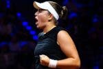 INCRÍVEL! Ostapenko volta a ganhar a Swiatek (6-0 no confronto direto) e está nas 'meias' em Estugarda