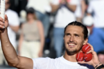 Zverev festeja 24.º título da carreira em dia de aniversário e pressiona Alcaraz no número 2 ATP